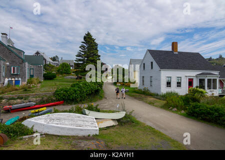Usa Maine ich monhegan Island in der Penobscot Bay im Atlantik zwei Kerle, die Hauptstraße hinunter. Stockfoto
