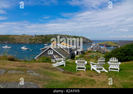 Usa Maine ich monhegan Island in der Penobscot Bay im Atlantik adirondack Stühle auf einem Rasen Stockfoto
