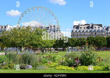 Sonnigen Sommertag in den Tuilerien Garten voller grüner Natur und bunten Blumen mit tollem Panorama und blauer Himmel Stockfoto