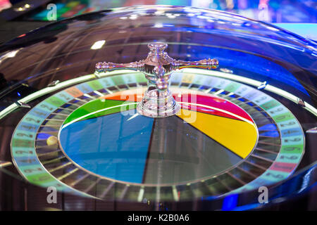 Modernen Roulette-Tisch im Casino. Ball in der rotierenden Spielautomaten. Bunte Roulette-Rad. Stockfoto