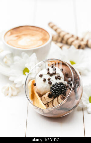 Eis mit Kaffee im Hintergrund am weißen Tisch Stockfoto