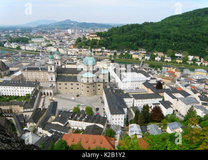 Atemberaubende Aussicht auf das historische Zentrum der Stadt Salzburg mit Festung Hohensalzburg, Österreich gesehen Stockfoto