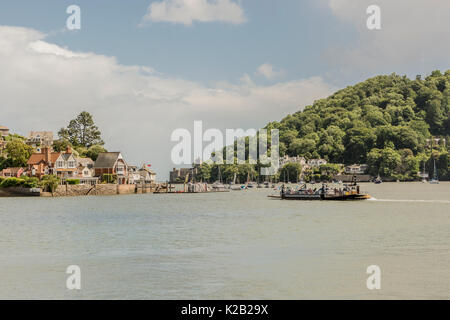 Eine Autofähre macht seinen Weg über Dartmouth Hafen Kingswear, Devon, Großbritannien. Stockfoto