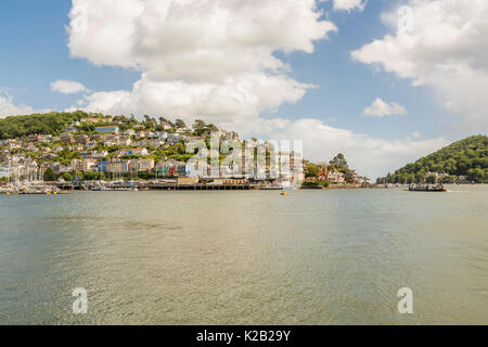 Eine Autofähre macht seinen Weg über Dartmouth Hafen Kingswear, Devon, Großbritannien. Stockfoto