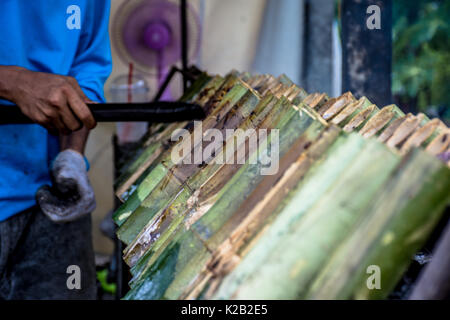 Süßer Klebreis in Bambus Stockfoto