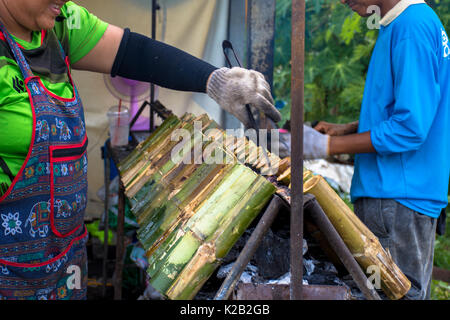 Süßer Klebreis in Bambus Stockfoto