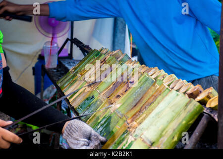 Süßer Klebreis in Bambus Stockfoto