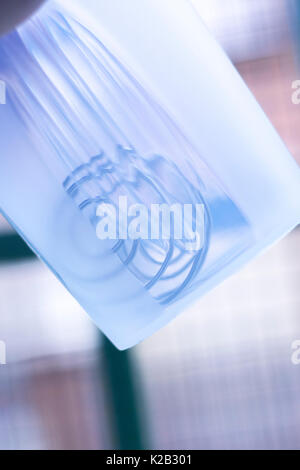 Whey Protein Shake shaker Becher für das Mischen von Post Workout Drink in der Turnhalle für Fitness und Bodybuilding. Stockfoto