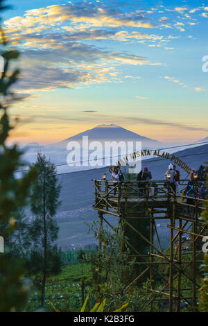 Leute, die mit den Bergen als Hintergrund in Posong, Temanggung, Zentraljava, Indonesien Stockfoto