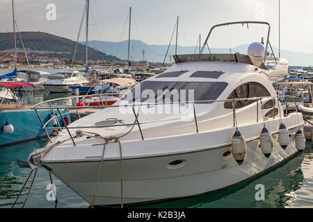 Bild von Pier mit Booten im Hafen von Trogir, Kroatien. Reiseziel in Europa Stockfoto