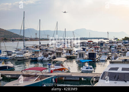 Bild von Pier mit Booten im Hafen von Trogir, Kroatien. Reiseziel in Europa Stockfoto