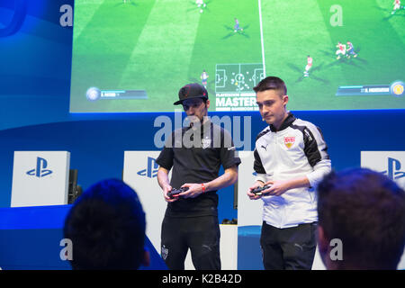 Köln, Deutschland - 26. August 2017 - Professionelle Gamer spielen Fifa 18. Stockfoto