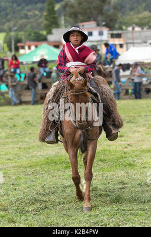 Juni 3, 2017 Machachi, Ecuador: Nahaufnahme von einem Jungen, verkleidet als Cowboy aus den Anden Region namens "chagra" in traditionellen Verschleiß Stockfoto