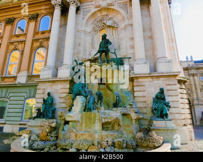 Matthias Brunnen - ist ein Monumentaler Brunnen Gruppe in der westlichen Vorplatz der Budaer Burg, Budapest. Ungarn. Stockfoto