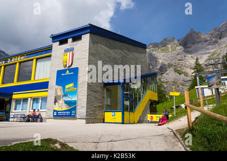 RAMSAU AM DACHSTEIN, Österreich - 17. August: Touristen vor der Talstation der Dachstein Seilbahn am 17. August 2017 in Schladming. Stockfoto