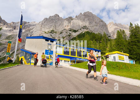 RAMSAU AM DACHSTEIN, Österreich - 17. August: Touristen vor der Talstation der Dachstein Seilbahn am 17. August 2017 in Schladming. Stockfoto