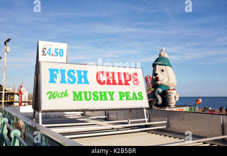 Brighton Seafront Sommer Ansichten im August 2017 - Berühmte Fish & Chips Erbsenpüree mit riesigen Slush Puppie Stockfoto