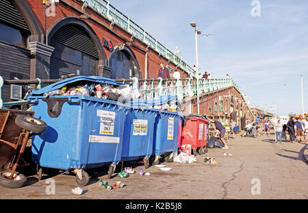 Fächer voll der Müll und Abfall auf Brighton Seafront nach einem langen, heißen Sommertag UK Stockfoto