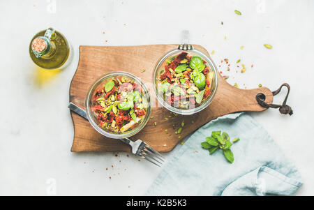 Gesunde vegane Salat mit Quionoa, Avocado, getrocknete Tomaten, Ansicht von oben Stockfoto