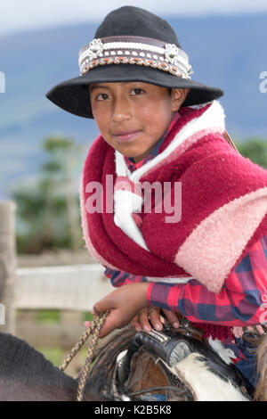 Juni 3, 2017 Machachi, Ecuador: Nahaufnahme von einem Jungen, verkleidet als Cowboy aus den Anden Region namens "chagra" in traditionellen Verschleiß Stockfoto