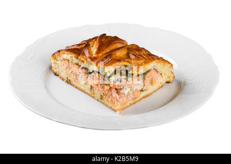 Stück Fisch pie auf weißem Hintergrund Stockfoto