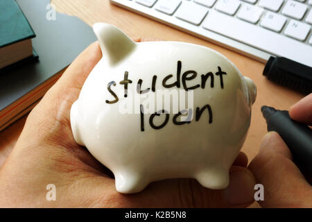 Student Loan auf einem Sparschwein geschrieben. Stockfoto