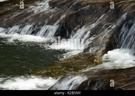 Liebe ist wie ein Wasserfall Regen auf sie.. Stockfoto