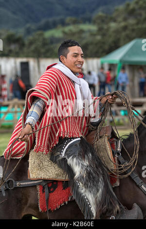 Juni 3, 2017 Machachi, Ecuador: junge Cowboy auf Pferd zurück in den traditionellen Verschleiß in der Andenregion Stockfoto