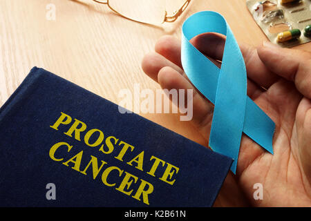 Symbol für Prostatakrebs. Blau awareness Ribbon. Stockfoto