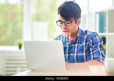 Talentierte Journalist Eingehüllt in Arbeit Stockfoto