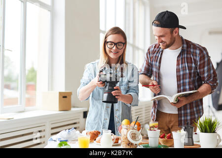 Lächelnd Essen Fotograf bei der Arbeit Stockfoto