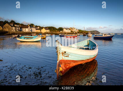 Boote im kleinen Hafen des Parrog, Newport, Pembrokshire Stockfoto