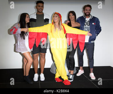 (Von links nach rechts) Marnie Simpson, Nathan Henry, Chloe Fähre, Abbie Holborn und Aaron Chalmers aus der Cast von Geordie Ufer besuchen sie ein Fotoshooting bei den MTV Studios, London, vor der ersten Episode von Jahreszeit 15, die heute Abend ausgestrahlt wird. Stockfoto