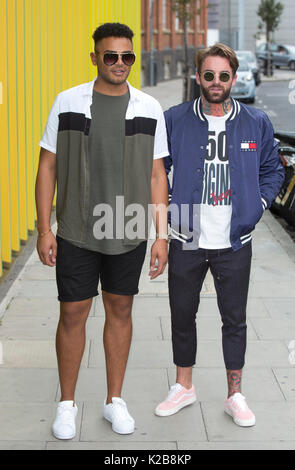 Nathan Henry (links) und Aaron Chalmers aus der Cast von Geordie Ufer besucht einen Fotoauftrag außerhalb der MTV-Studios, London, vor der ersten Episode von Jahreszeit 15, die heute Abend ausgestrahlt wird. Stockfoto