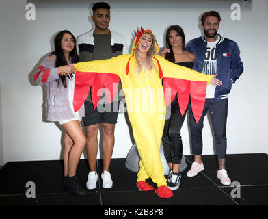 (Von links nach rechts) Marnie Simpson, Nathan Henry, Chloe Fähre, Abbie Holborn und Aaron Chalmers aus der Cast von Geordie Ufer besuchen sie ein Fotoshooting bei den MTV Studios, London, vor der ersten Episode von Jahreszeit 15, die heute Abend ausgestrahlt wird. Stockfoto