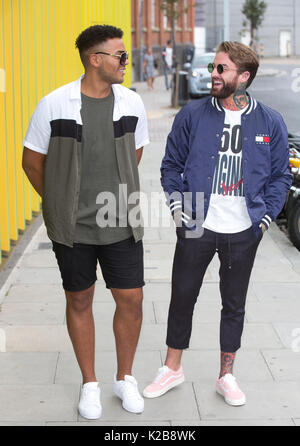 Nathan Henry (links) und Aaron Chalmers aus der Cast von Geordie Ufer besucht einen Fotoauftrag außerhalb der MTV-Studios, London, vor der ersten Episode von Jahreszeit 15, die heute Abend ausgestrahlt wird. Stockfoto