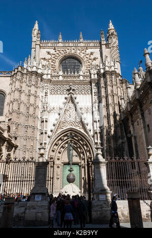 Sevilla, Spanien. Kopie von La Giraldilla im Innenhof der Kathedrale Ticket Office vor der Tür des Prinzen. Stockfoto