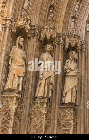 Plaza de la Virgen, Valencia, Spanien. Detail des Apostels Tür oder Puerta de los Apostoles, in die Kathedrale. Stockfoto