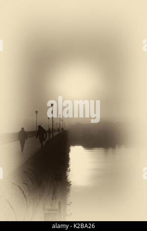 Mérida, Extremadura, Spanien. Misty Sonnenuntergang über die Römische Brücke. Stockfoto