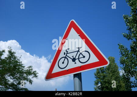 Dreieckige schild Warnung eines Zyklus Route vor, die Margareteninsel, Budapest, Ungarn Stockfoto