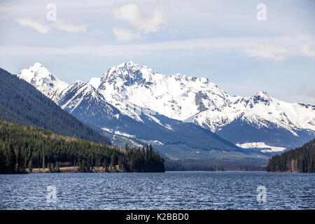 Verschneite Aussprache cayoosh Berg und funkelnde Duffey Lake, auf malerischen von British Columbia Highway 99 zwischen Pemberton und Lillooet, NE von Whistler Stockfoto