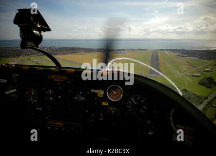 AJAXNETPHOTO. LEE-on-the-solent, England. - FINAL APPROACH - LIGHT AIRCRAFT macht Final Approach vor der Landung auf der Daedalus Flugplatz. Foto; Jonathan Eastland/AJAX REF: RD 110709 2139 Stockfoto