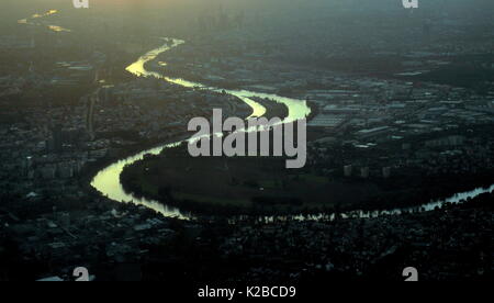 AJAXNETPHOTO. FRANKFURT AM MAIN, Deutschland. - Wicklung RHEIN - LUFTAUFNAHME DES FLUSSES, WIE ES schlängelt sich durch die Stadt und ihre Vororte. Foto: Jonathan Eastland/AJAX REF: RGX 72709 11364 Stockfoto