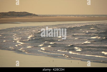 AJAXNETPHOTO. CALAIS, Frankreich. - Stürmische MEERE ROLLEN AN DER KÜSTE NACH herbstlichen Stürme. Foto; Jonathan Eastland/AJAX REF: 90701 2121 Stockfoto