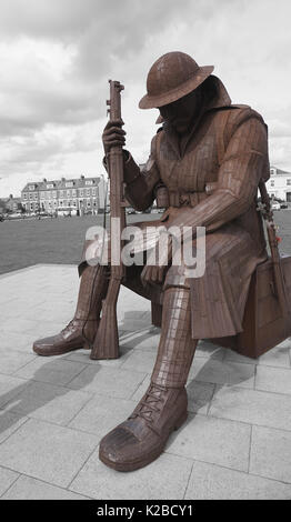 Tommy ein Metall Skulptur Hommage an einen WW 1 britischer Soldat von Ray Lonsdale an der Küste von Seaham. Es stellt auch Posttraumatische Belastungsstörungen Stockfoto