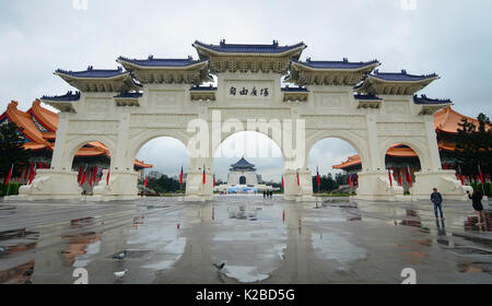 Taipei, Taiwan - Jan 6, 2016. Chinesische Torbögen an Liberty Square in Taipeh, Taiwan. Berühmten Chiang Kai-Shek Memorial Hall sichtbar in der middl Stockfoto