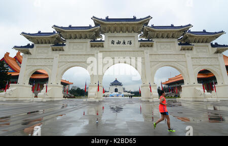 Taipei, Taiwan - Jan 6, 2016. Menschen bei chinesischen Torbogen auf Liberty Square in Taipeh, Taiwan. Berühmten Chiang Kai-Shek Memorial Hall sichtbar in die Mitte Stockfoto