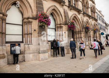 Leute anstellen an Barclays Bank, hohe Zeile, Darlington, England, Großbritannien Stockfoto