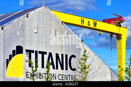 Belfast Nordirland Titanic Exhibition Center mit Harland und Wolff Krupp Schiffbau Krane Stockfoto