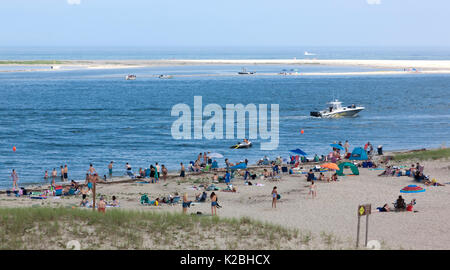 Die Menschen genießen ihre Sommerferien auf Leuchtturm Strand in Chatham, Massachusetts, USA Stockfoto